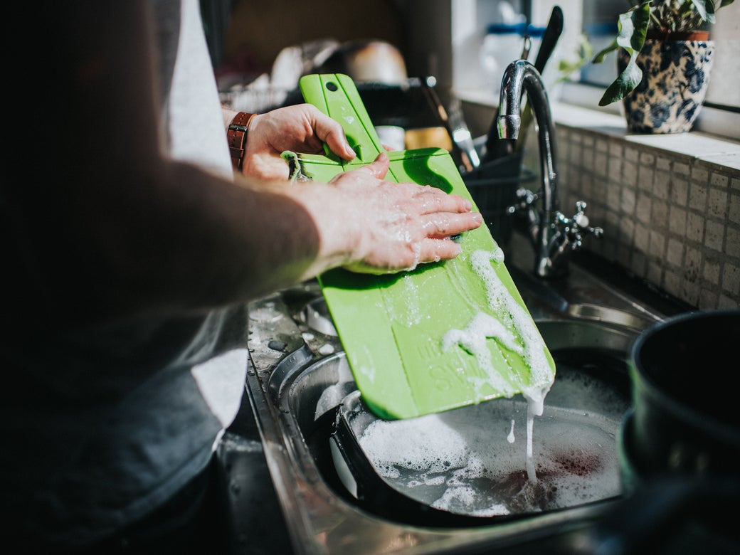El truco genial para limpiar y matar las bacterias de la tabla de cortar  sin usar jabón