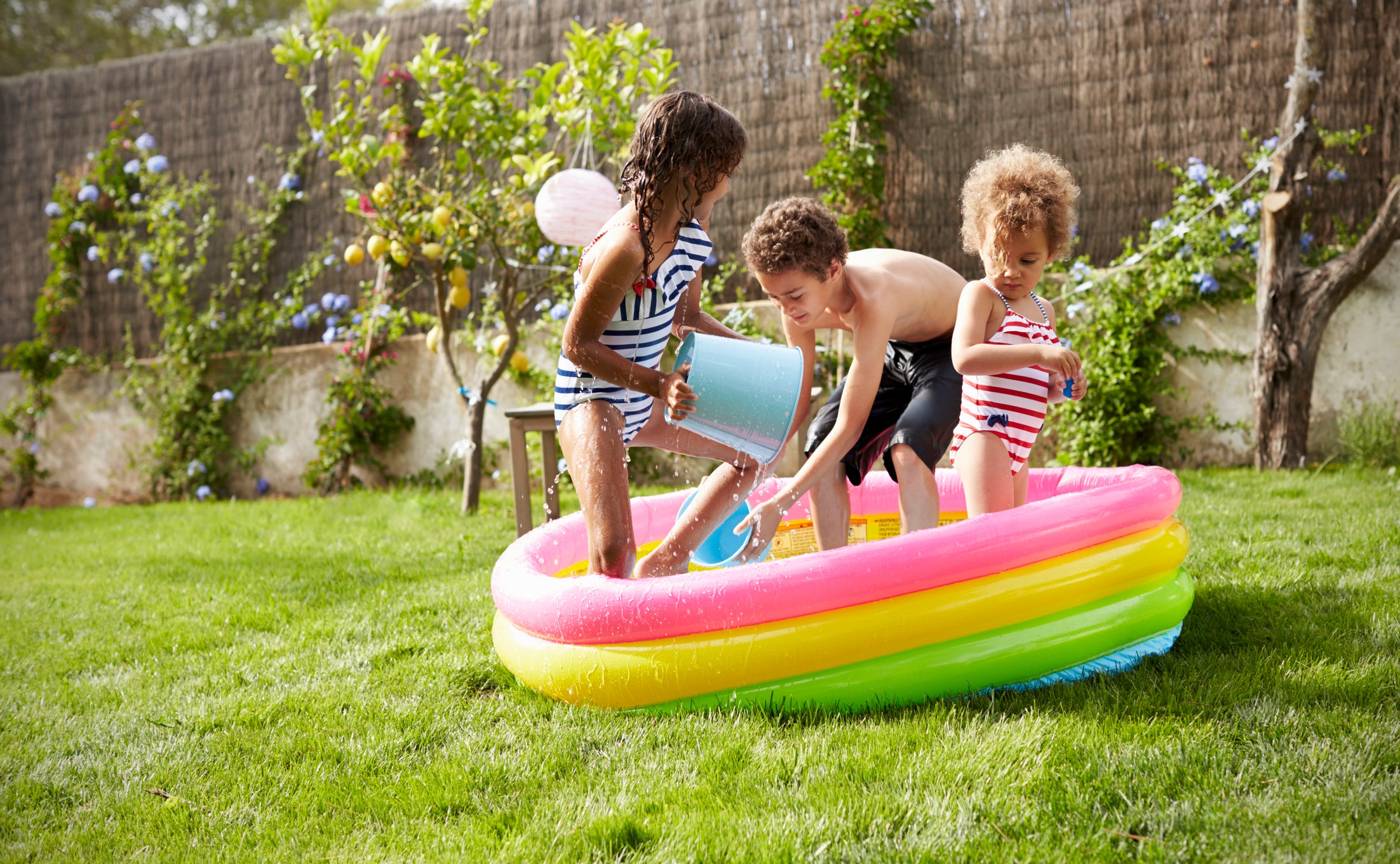 Cómo mantener una alberca/piscina de niños limpia con un blanqueador que  contenga cloro | Clorox®