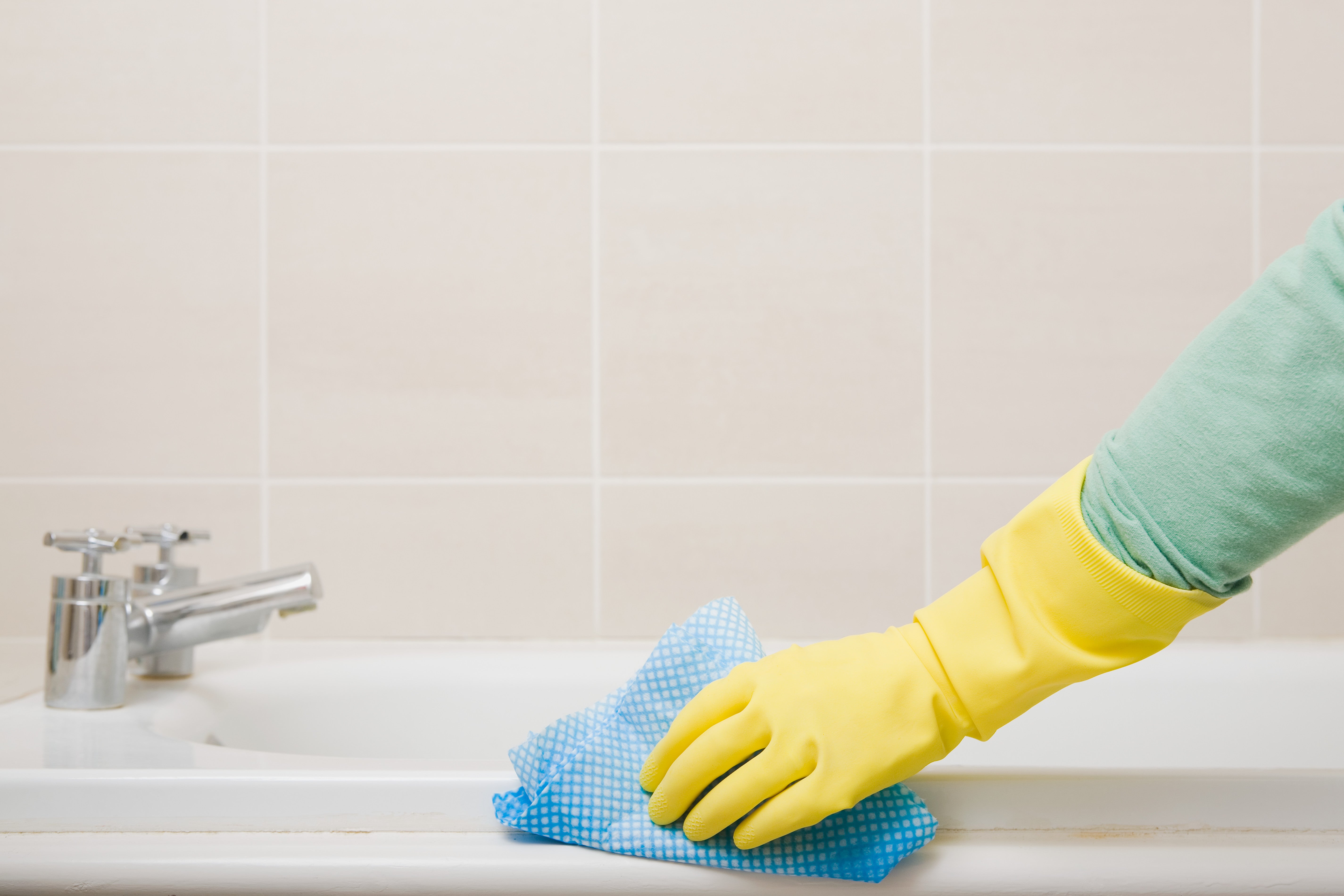 Clean A Bathtub Or Shower With Bleach, How Do I Clean An Old Bathtub