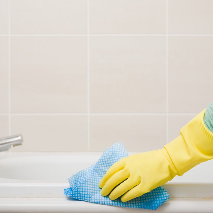 Clean A Bathtub Or Shower With Bleach, Best Way To Clean Bathtub Without Bleach
