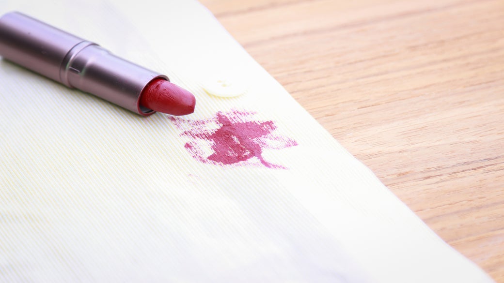 Cómo quitar las manchas de lápiz labial de la ropa | Clorox®