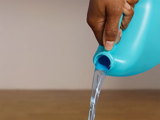 Cómo eliminar el mal olor de la ropa después de lavarla | Clorox®