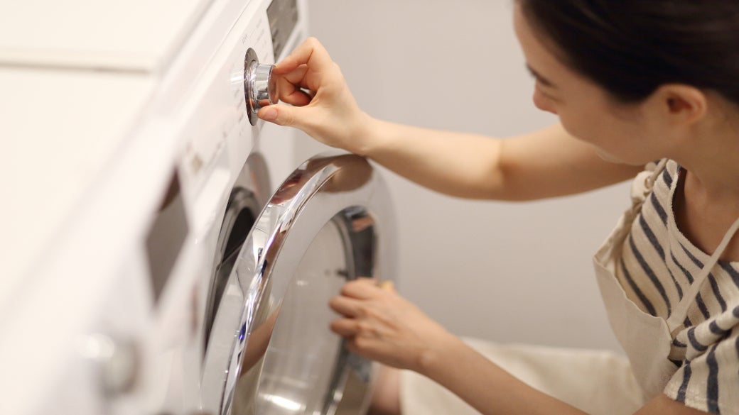 Cómo lavar la ropa de forma segura sin dejar restos de blanqueador en la  lavadora