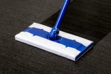 Un trapeador Swiffer® Sweeper2 u otra herramienta estándar para limpiar el suelo