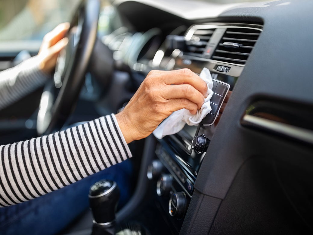 Cómo limpiar y desinfectar el interior de tu carro