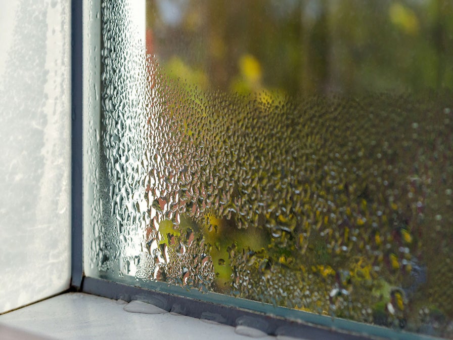 Cómo eliminar el moho y la humedad alrededor de las ventanas con este truco